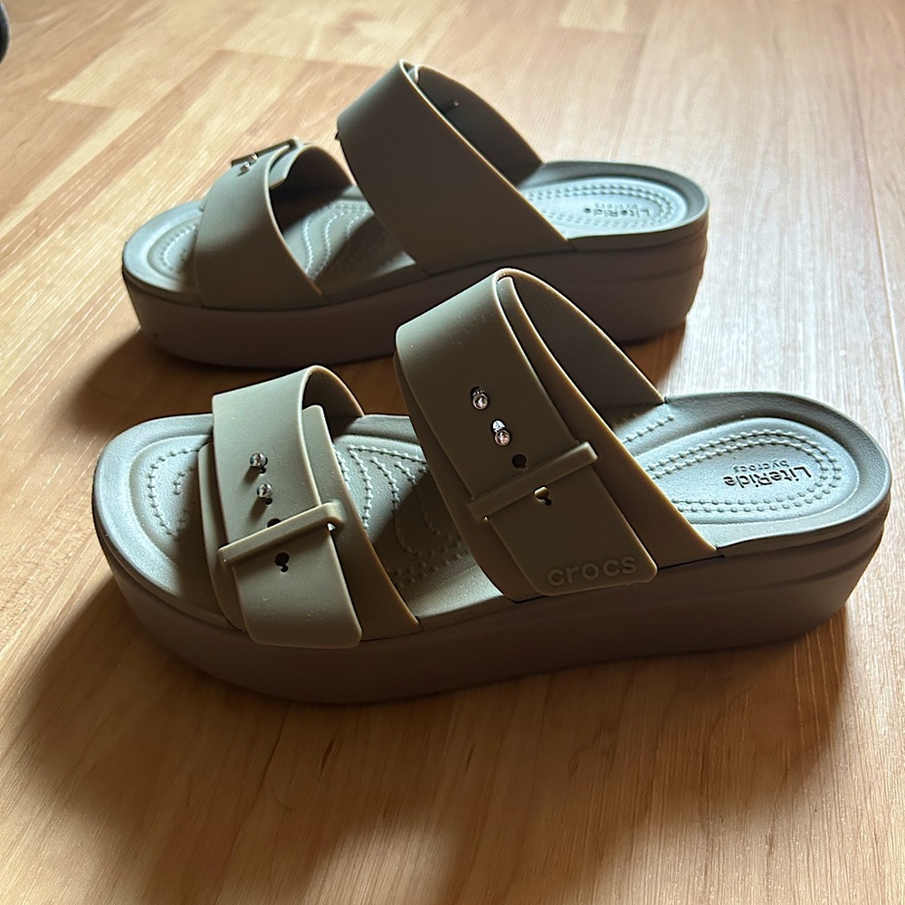 Women's Crocs Brooklyn Sandal Low Wedge Platform NWOT